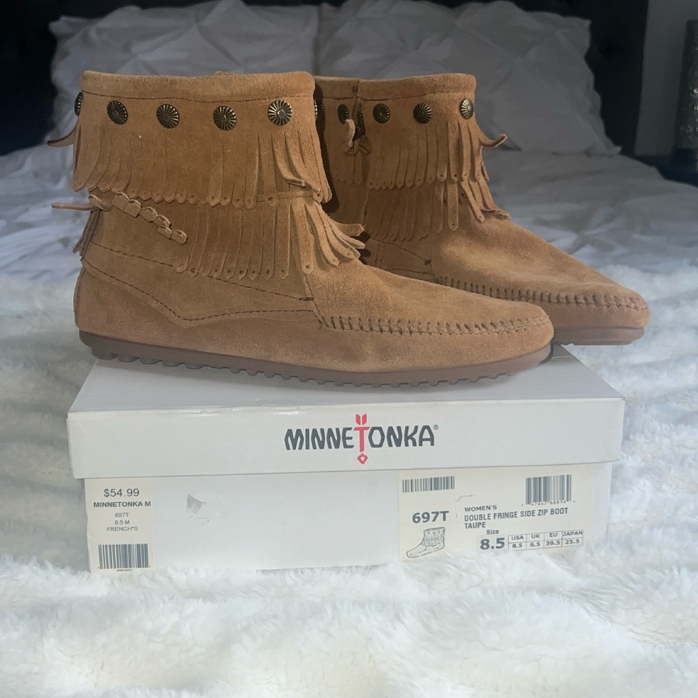 New in box Minnetonka double fringe side zip boot taupe 8 1/2